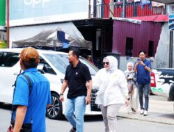 Seperti Warga Lainnya, Putri Dakka dan Suami Ikut Antre Masuk ke Bilik Suara