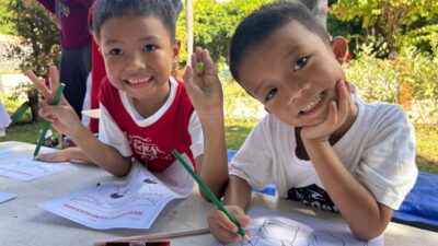 Senyuman anak anak saat mengikuti lomba mewarnai