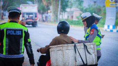 Jumat Berkah, Satlantas Polres Luwu Hadir di Jalan: Berbagi Rezeki, Mengingatkan Keselamatan