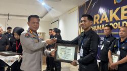 Kabid Humas Polda Sulsel Berikan Penghargaan kepada Jajaran Berprestasi dalam Rakernis T.A. 2026