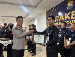 Kabid Humas Polda Sulsel Berikan Penghargaan kepada Jajaran Berprestasi dalam Rakernis T.A. 2026