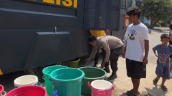 Tanggap Dampak Cuaca Ekstrem, Polres Luwu Hadir Salurkan Air Bersih untuk Warga