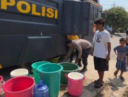 Tanggap Dampak Cuaca Ekstrem, Polres Luwu Hadir Salurkan Air Bersih untuk Warga