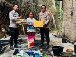 Polisi Bersama Masyarakat, Polsek Lamasi Bantu Korban Kebakaran Rumah di To’pongo